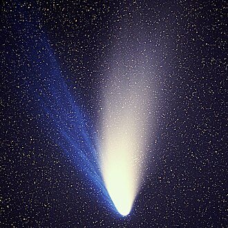 O cometa Hale-Bopp com as caudas de íons e de poeira