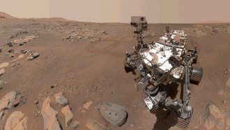 Autorretrato do rover Perseverance na cratera Jezero