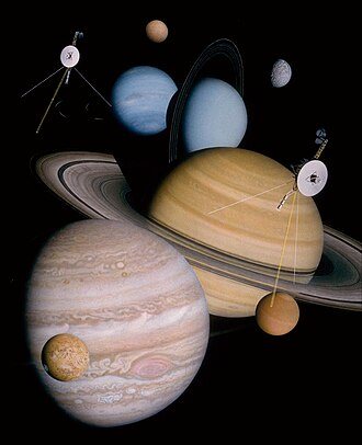 Ilustração das sondas Voyager e dos mundos externos